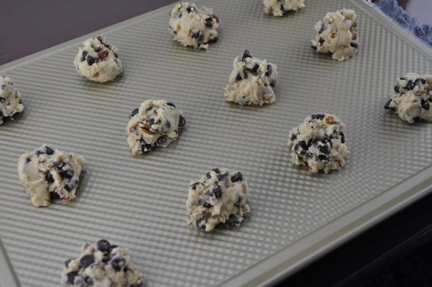 12 cookie dough spoonfuls on cookie sheet.
