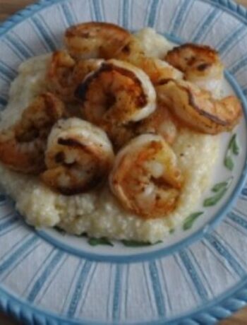 Shrimp and grits on a plate.