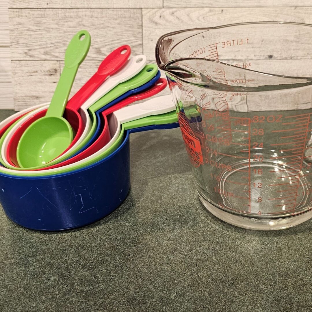 A set of dry measuring cups and a liquid glass measuring cup.